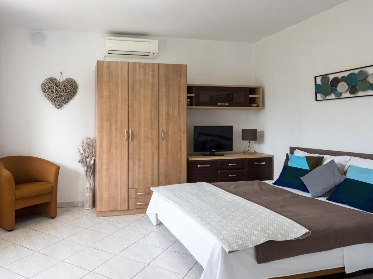 Apartments Summer Bloom Крк Екстер'єр фото